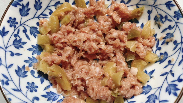 榨菜蒸肉饼,搅拌均匀,榨菜本身自带咸味~各位根据选择的榨菜咸度,酌情添加。
