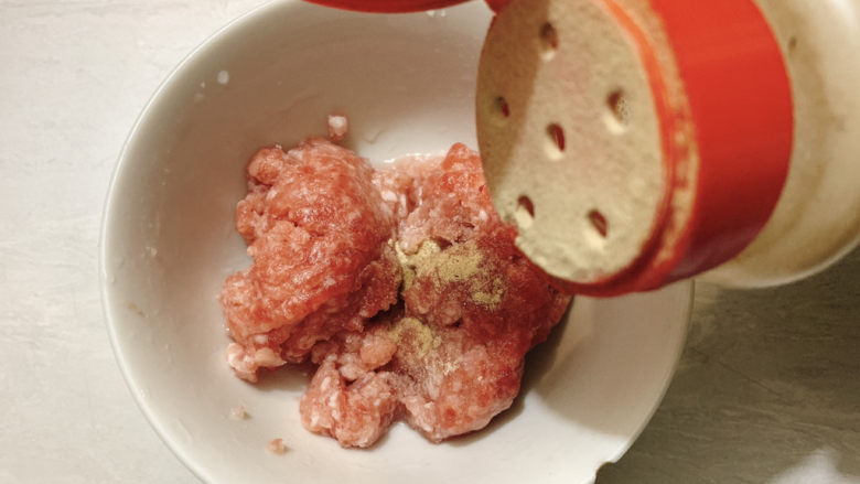 肉丸粉丝汤,猪肉沫中,加<a style='color:red;display:inline-block;' href='/shicai/ 720'>胡椒粉</a>适量