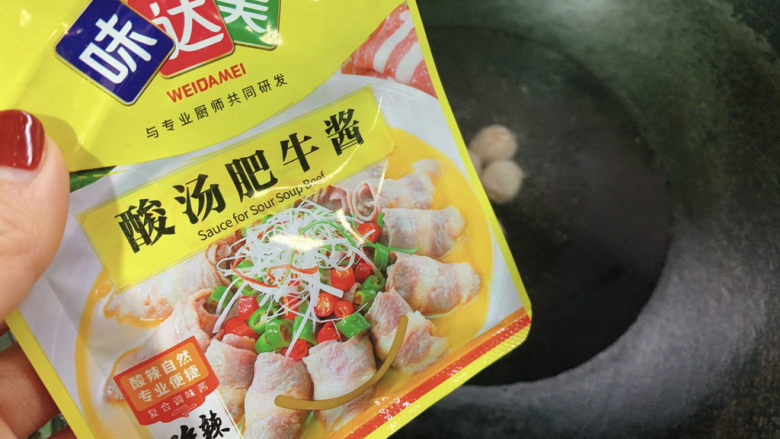 肉丸粉丝汤,同时加适量酸汤肥牛酱作为汤底