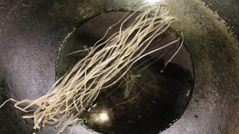 肉丸粉丝汤,热水烧开后,锅中加入适量粉丝
