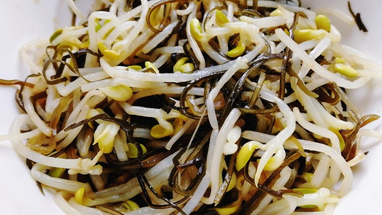 黄豆芽拌海带,抖拌均匀,脆爽又入味,非常好吃的素菜。