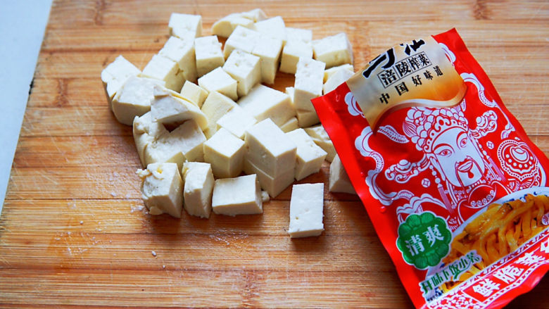 榨菜豆腐汤,豆腐切成小方丁,准备好一袋<a style='color:red;display:inline-block;' href='/shicai/ 119018'>榨菜丝</a>。