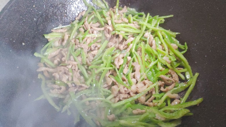 尖椒肉丝,翻炒30秒