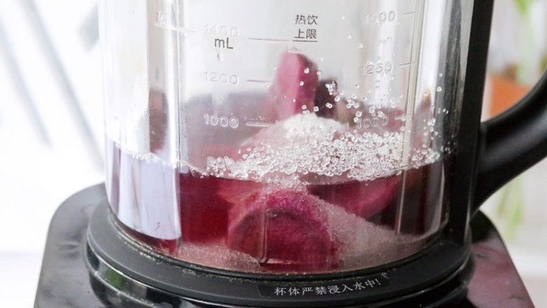 紫薯发糕,蒸熟后取出放入破壁机中,加入<a style='color:red;display:inline-block;' href='/shicai/ 3729'>白糖</a>和温水