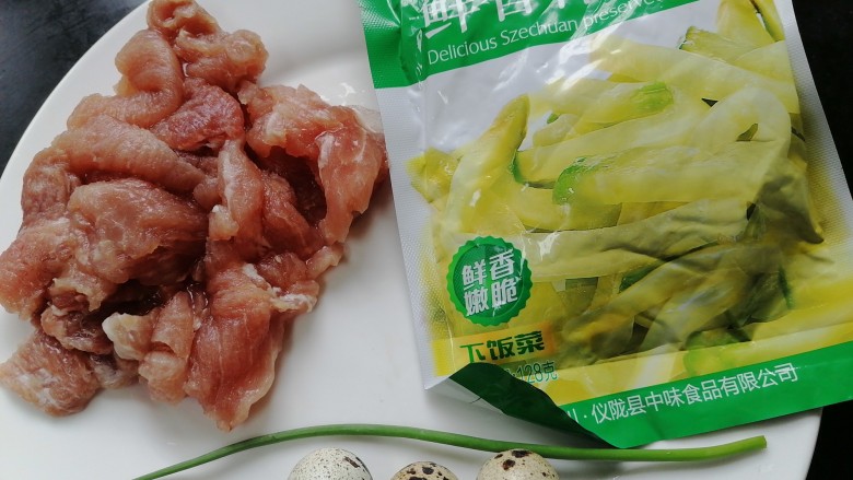 榨菜蒸肉饼,准备好所需材料