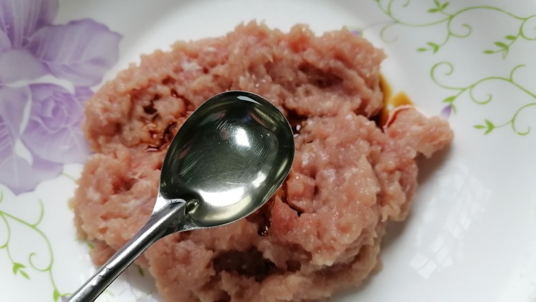 榨菜蒸肉饼,加入一勺油