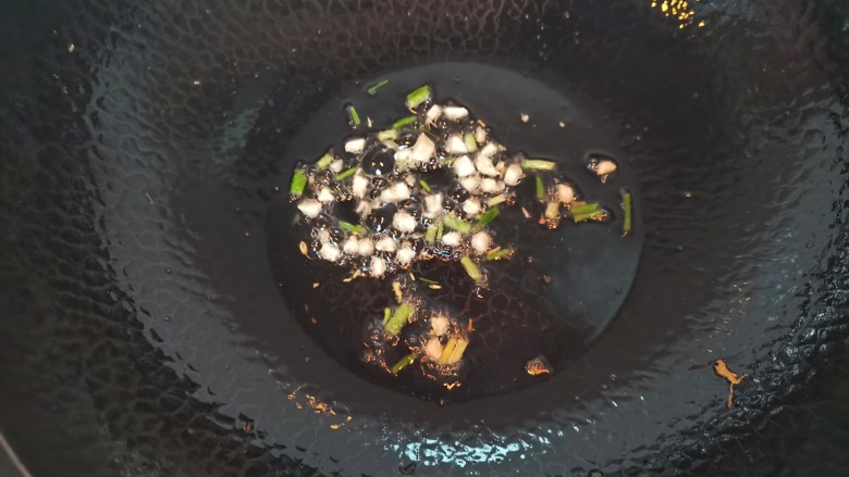 黄瓜炒胡萝卜,另起锅,油热放入葱蒜末炒香