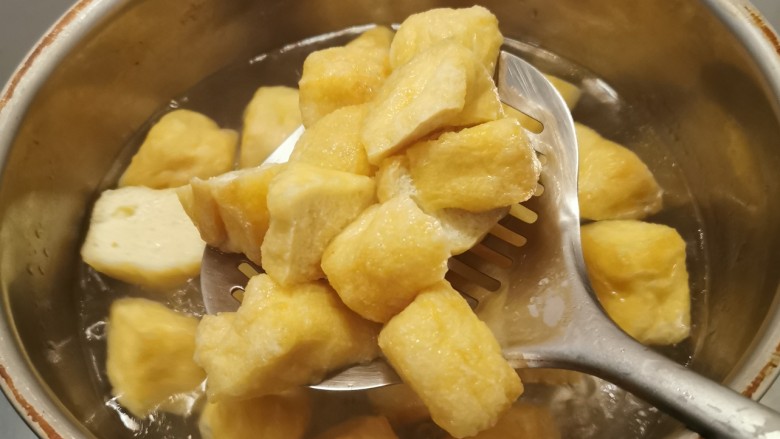 油豆腐炒白菜,<a style='color:red;display:inline-block;' href='/shicai/ 483'>油豆腐</a>对角切开,放入开水中汆烫捞出,控干水分备用。