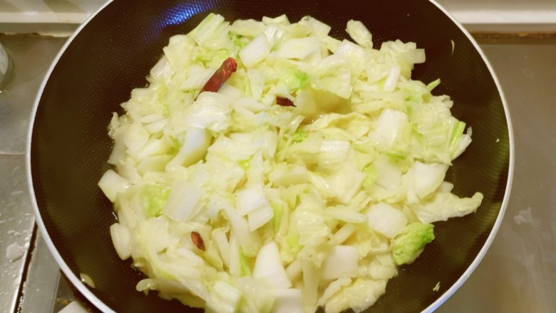 油豆腐炒白菜,放入白菜翻炒断生,盛出备用。