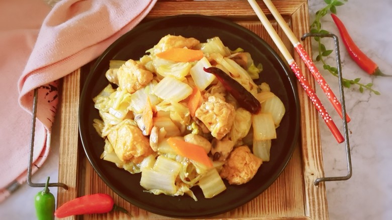 油豆腐炒白菜,装盘食用。