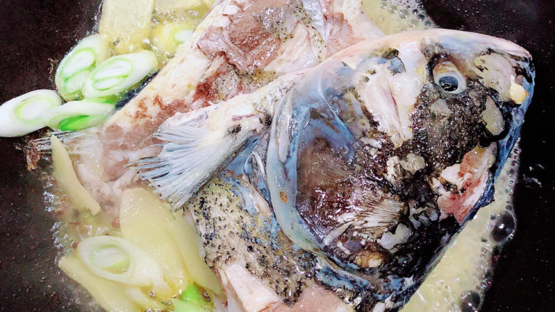 鱼头豆腐煲,加入<a style='color:red;display:inline-block;' href='/shicai/ 718'>料酒</a>、<a style='color:red;display:inline-block;' href='/shicai/ 788'>生抽</a>。