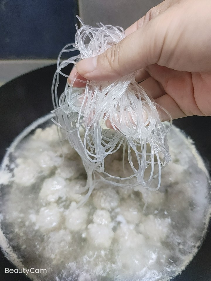 家常肉丸粉丝汤,肉丸变色后,下粉丝