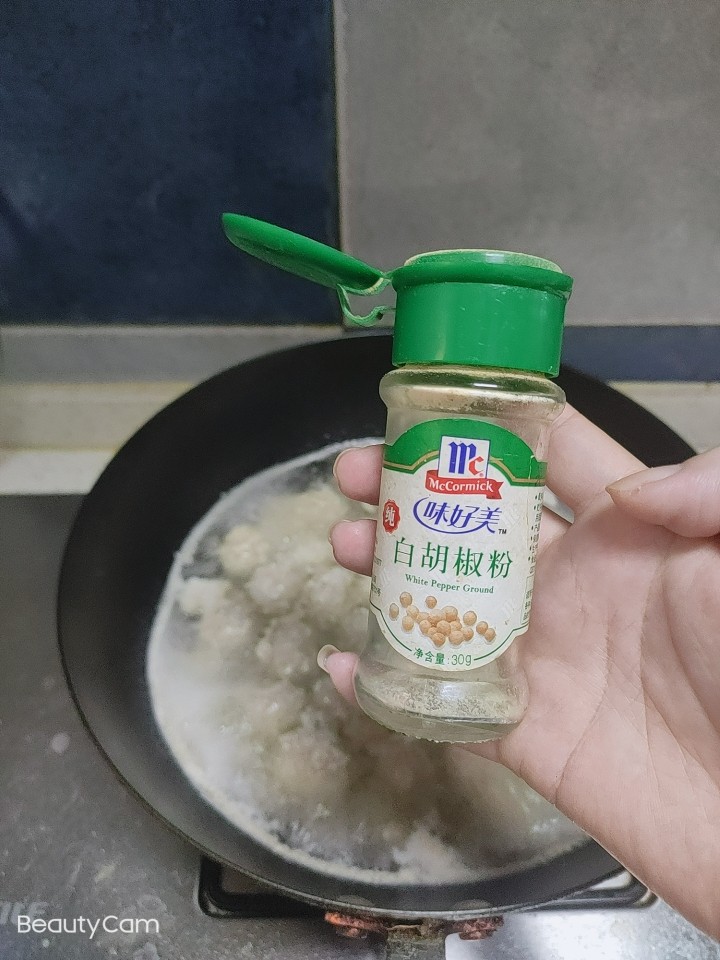 家常肉丸粉丝汤,汤水用盐,鸡精,白胡椒粉调味