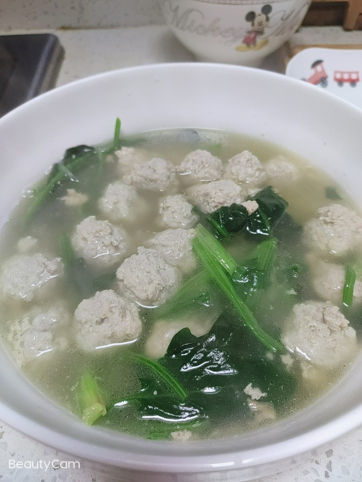 家常肉丸粉丝汤,烧开后,汤碗盛出