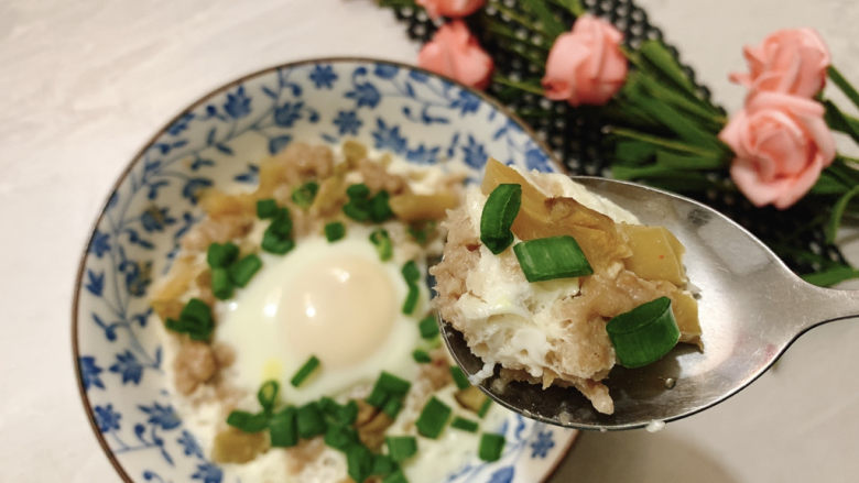 榨菜蒸肉饼,一口解腻清新的,榨菜蒸肉饼就做好啦。
