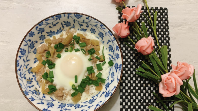 榨菜蒸肉饼,肉沫,鸡蛋全部成熟了,出锅撒葱花