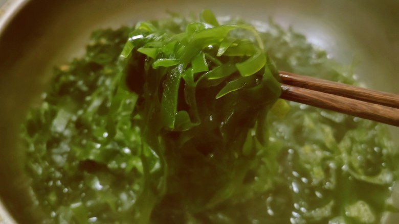 黄豆芽拌海带,放入开水中煮熟,成熟度达到自己满意即可。