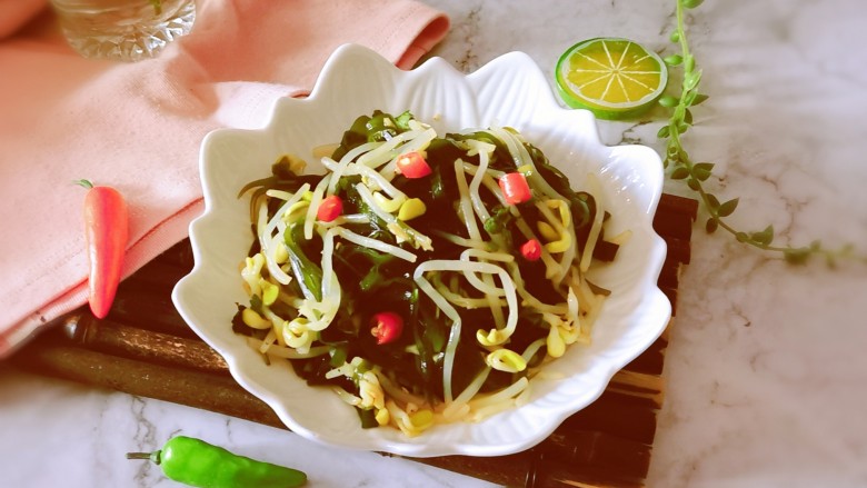 黄豆芽拌海带,放入红尖椒,装盘上桌。