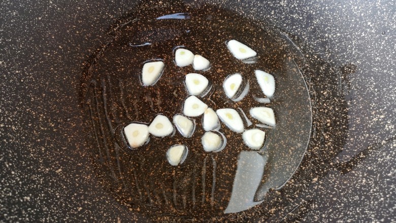 胡萝卜炒玉米,炒锅内倒适量的食用油烧热,下入蒜片炒香。