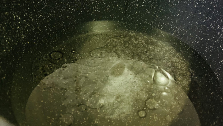 胡萝卜炒玉米,锅加清水,加食用油和盐,开大火