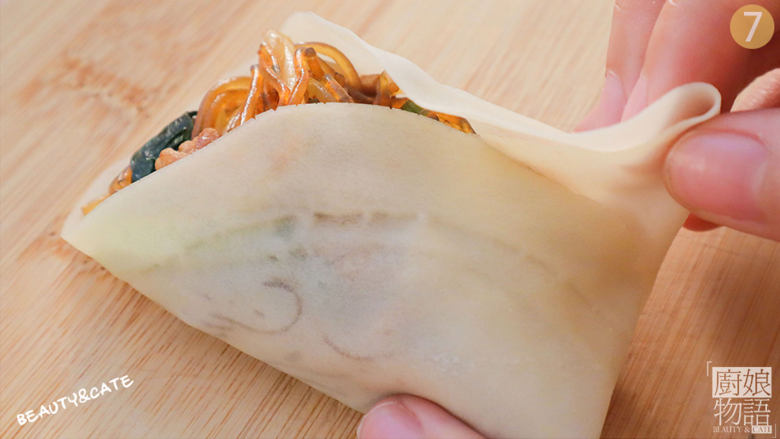 饺子皮做的春饼也太好吃了叭!咬一口,秒沦陷~,取一张饼皮放上配菜,三边包好。