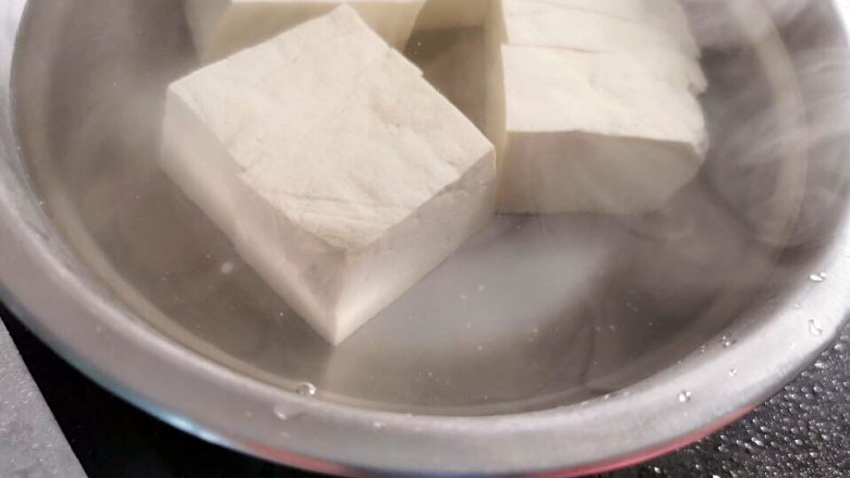 鱼头豆腐煲,豆腐切块,用热水冲泡