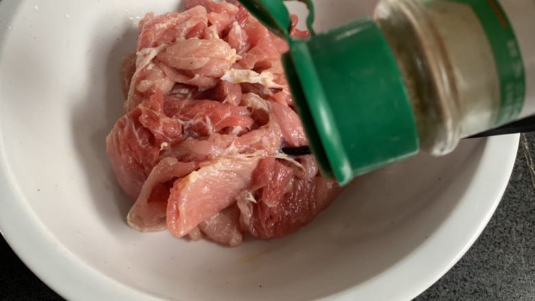 炸酥肉,<a style='color:red;display:inline-block;' href='/shicai/ 720'>胡椒粉</a>,抓拌均匀,腌制一会