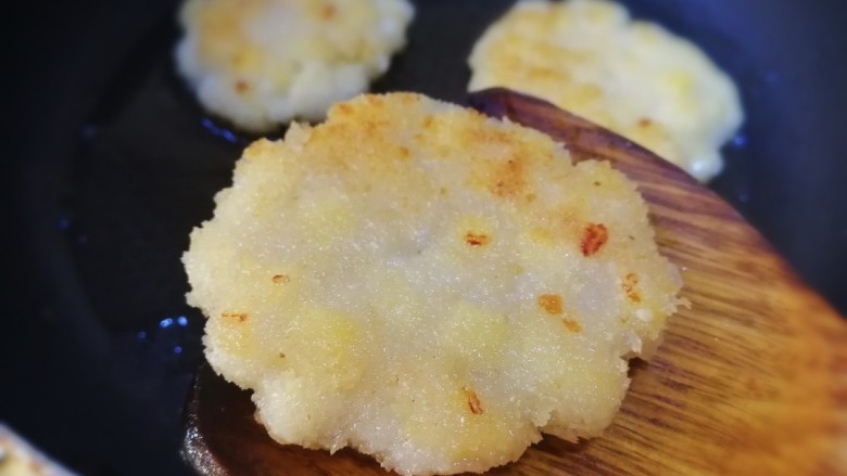 🍎苹果派,煎好盛出,放到厨房用纸上吸掉多余油脂。