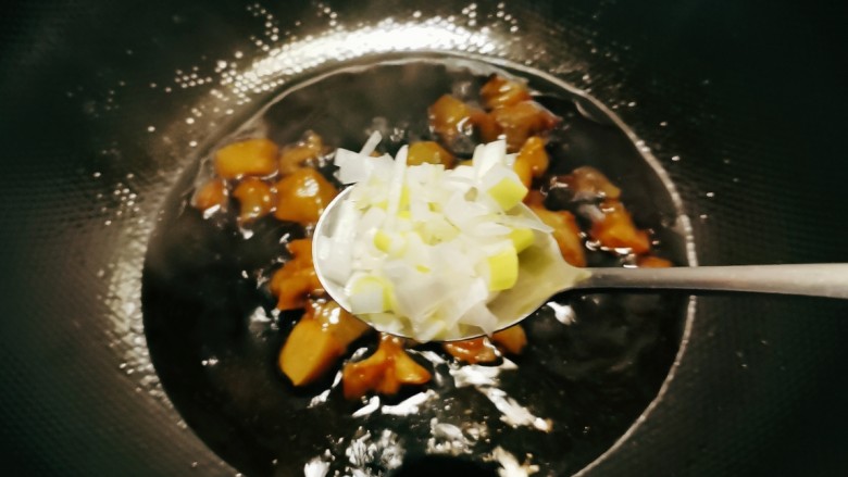 榨菜豆腐汤,烧开后,放入葱碎增香。