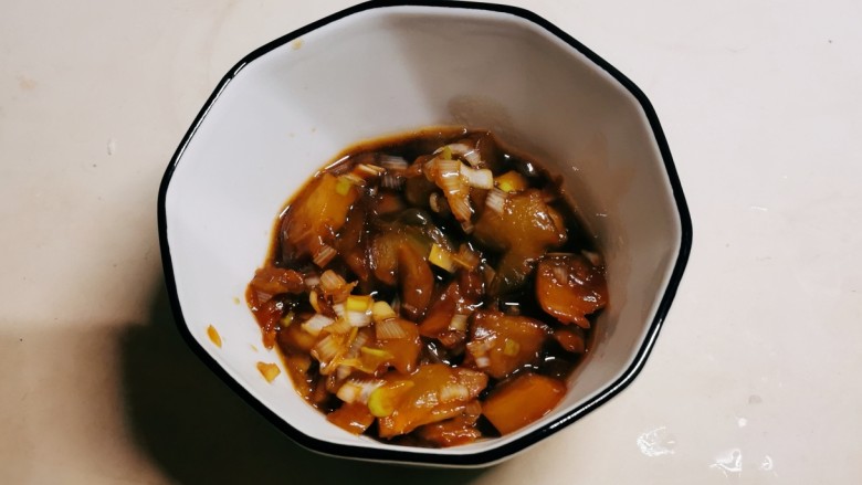 榨菜豆腐汤,榨菜料汁出锅备用