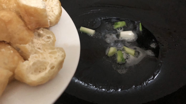 油豆腐炒白菜,油热下葱白爆一下,然后下油豆腐翻炒一下