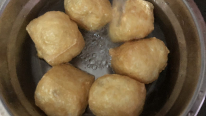 油豆腐炒白菜,<a style='color:red;display:inline-block;' href='/shicai/ 483'>油豆腐</a>过一下水(个人习惯)