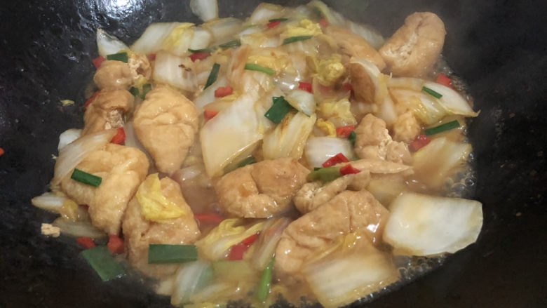 油豆腐炒白菜,变稠即可~完成😊