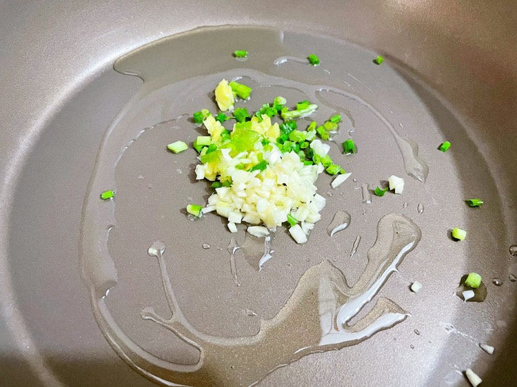 榨菜蒸肉饼,锅中倒入适量的食用油烧热,放入葱白姜末蒜末爆香