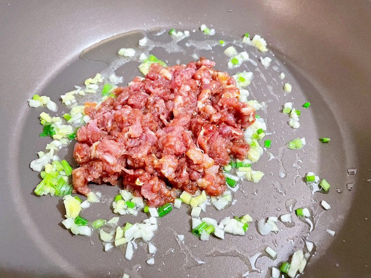 榨菜蒸肉饼,加入猪肉