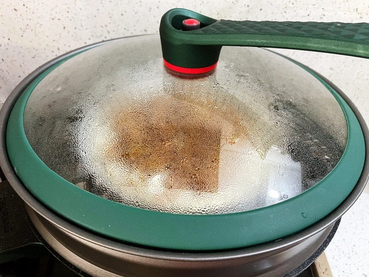 榨菜蒸肉饼,放入蒸锅,大火蒸十分钟