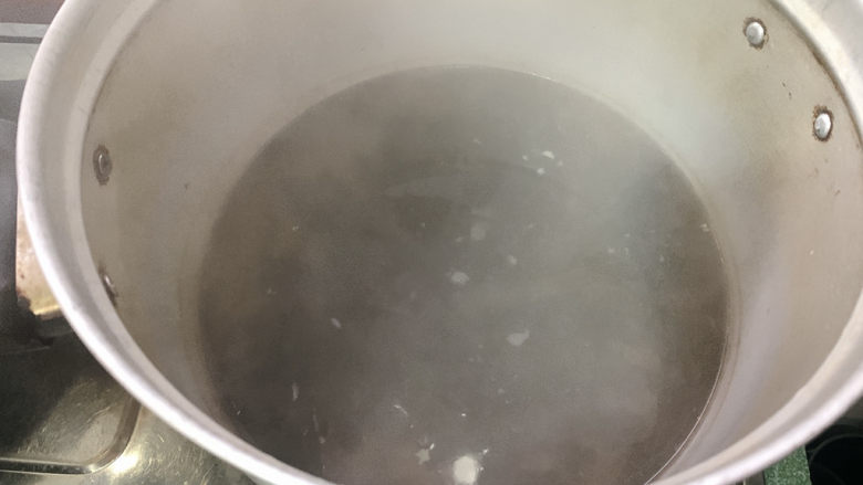 黄豆芽拌海带,锅烧热水,加入海带捞至成熟