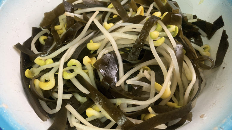 黄豆芽拌海带,而后捞出浸泡凉开水中,待食材温度降下来后,沥干水分待用