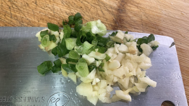 黄豆芽拌海带,准备蒜末、葱花,加入拌菜盆中