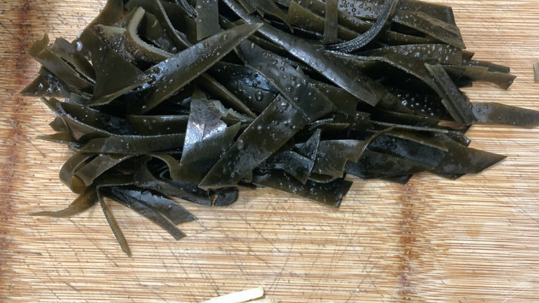 黄豆芽拌海带,大片的海带泡发洗净,切丝备用