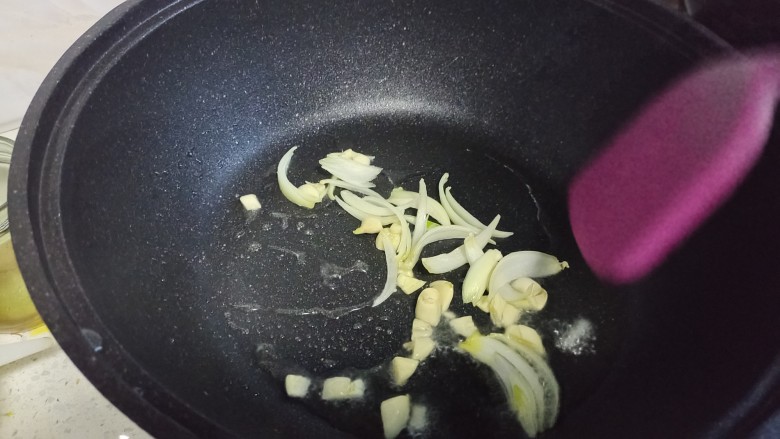 尖椒肉丝,放入蒜,圆葱丝炒香。