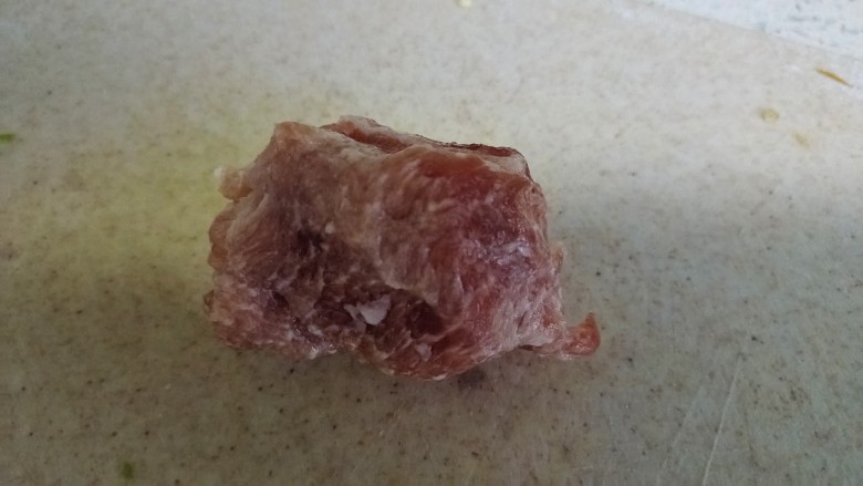 尖椒肉丝,我是从冰箱冷冻室拿出的<a style='color:red;display:inline-block;' href='/shicai/ 6081'>肉</a>,微微解冻