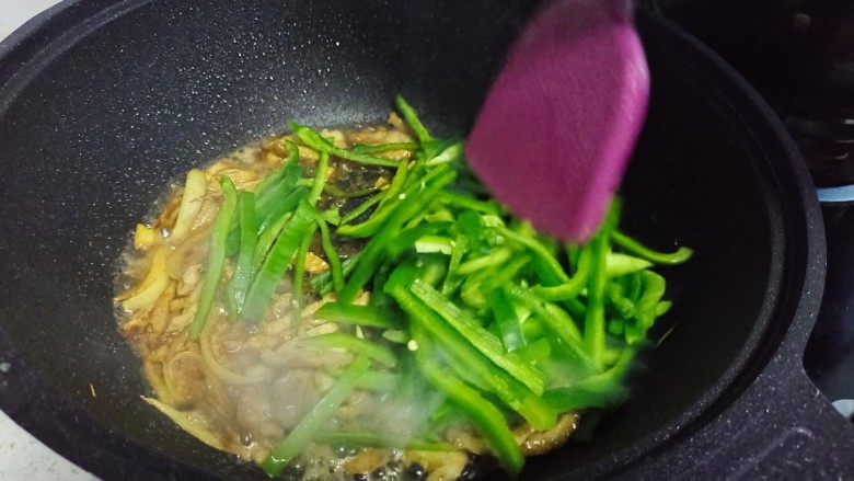 尖椒肉丝,少放盐,翻炒两分钟,锅边烹少许白醋,放鸡精即可出锅。
