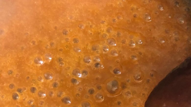 菠萝虾球,小火不停搅拌,