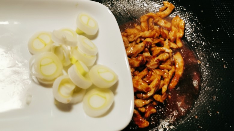 尖椒肉丝,放入葱片,翻炒均匀。