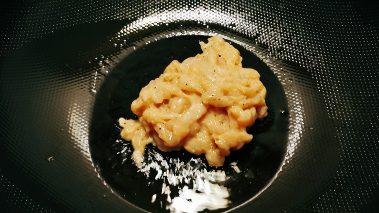 尖椒肉丝,起油锅放入食用油,油热后放入姜丝炒出香味,放入鸡肉丝。