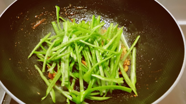 尖椒肉丝,放入尖椒丝,翻炒。