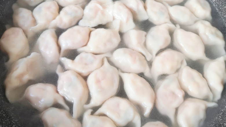 西红柿鸡蛋饺子,锅里倒水烧开,下入饺子,点两次水烧三开,饺子就煮熟了。