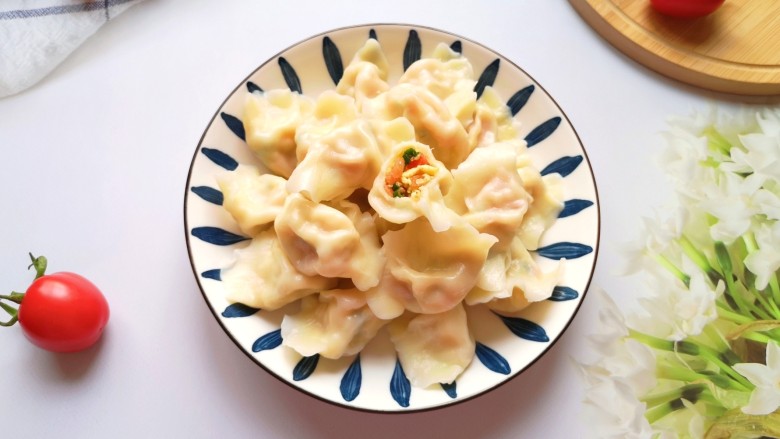 西红柿鸡蛋饺子,咬一口,味道好极了!