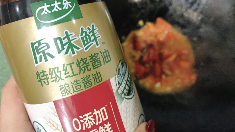 茄汁鲅鱼,然后加1勺红烧酱油